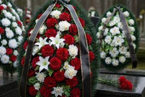 Венки из искусственных цветов: почему сохраняется традиция возлагать венки и как меняется ее современное значение